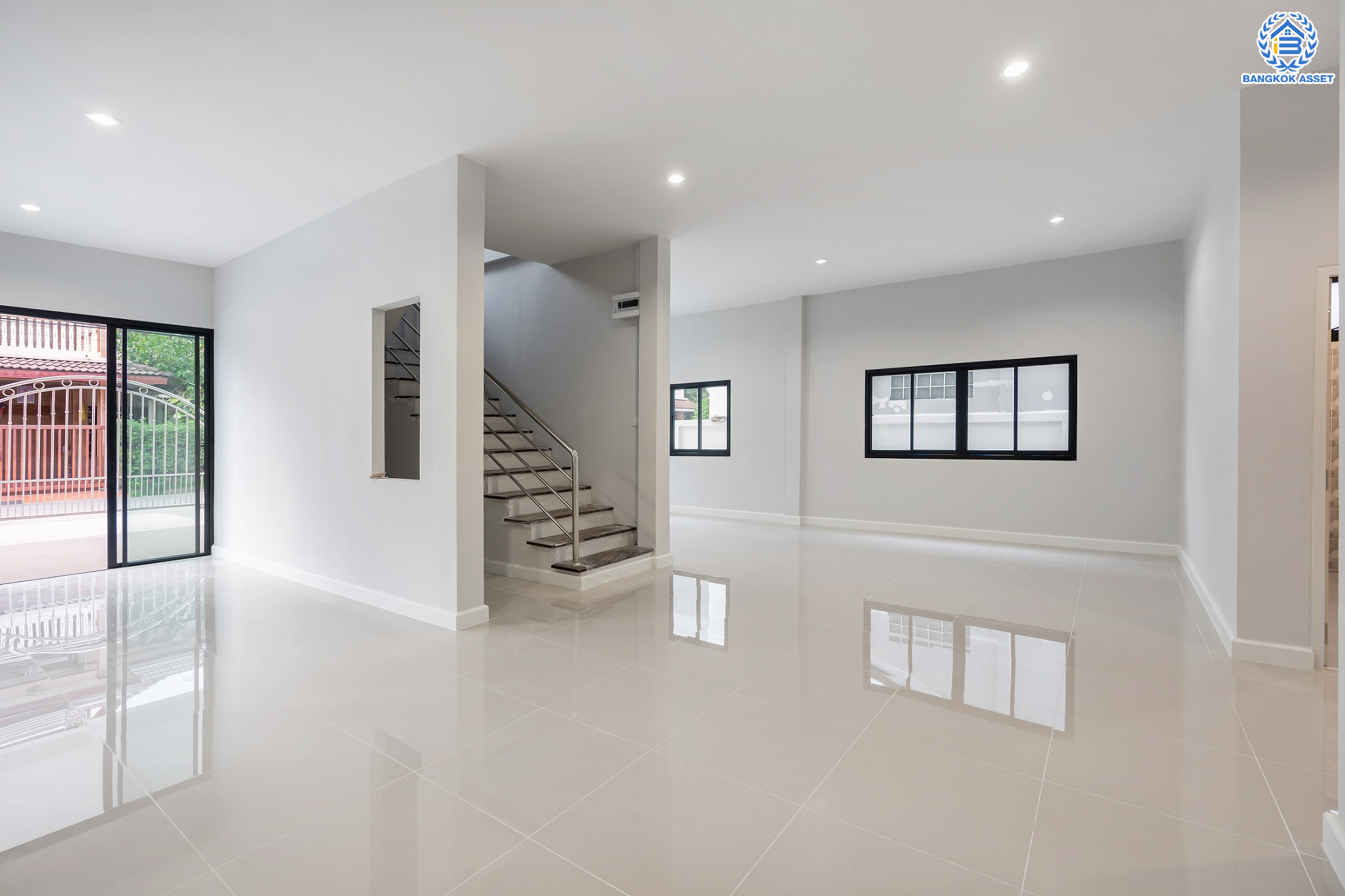 บ้านมือสองตกแต่งใหม่ ม.บูรพา12 ดอนเมือง บ้านเดี่ยว เนื้อที่ 50 ตร.ว. ฟังก์ชัน 4 ห้องนอน 2 ห้องน้ำ จอดรถได้ 2 คัน บนทำเลดีที่สุด ใกล้สนามบินดอนเมือง ทางด่วน "ศรีสมาน" และรถไฟฟ้าสายสีแดง "สถานีดอนเมือง"